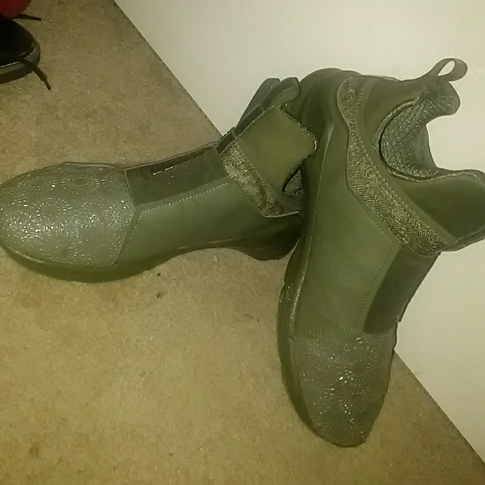 Green rihanna pumas